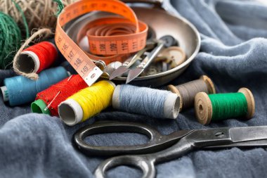 İplikler, iğneler ve dikiş malzemeleri.