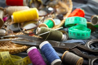İplikler, iğneler ve dikiş malzemeleri.