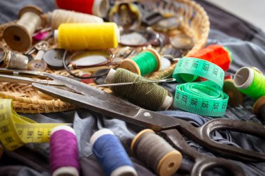 İplikler, iğneler ve dikiş malzemeleri.
