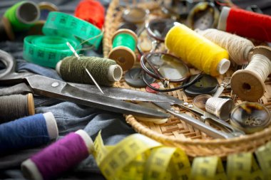 İplikler, iğneler ve dikiş malzemeleri.