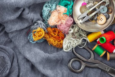 İplikler, iğneler ve dikiş malzemeleri.