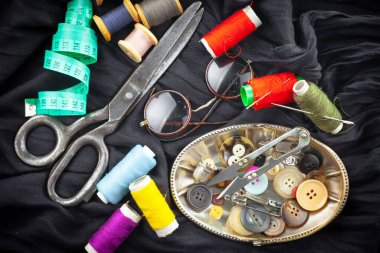 İplikler, iğneler ve dikiş malzemeleri.