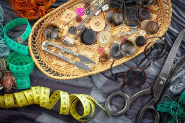 İplikler, iğneler ve dikiş malzemeleri.