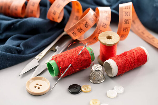 Нитки, иглы и швейные принадлежности.