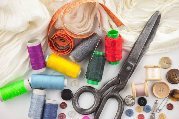 İplikler, iğneler ve dikiş malzemeleri.