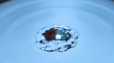 Bir damla yavaşça suya düşer..