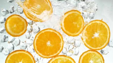 Buzlu suyla yıkanmış portakal dilimleri.