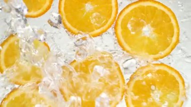 Buzlu suyla yıkanmış portakal dilimleri.