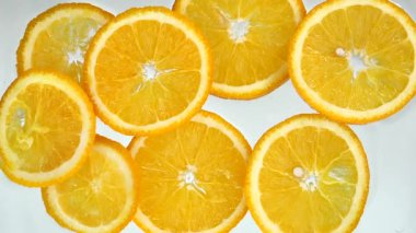 Buzlu suyla yıkanmış portakal dilimleri.