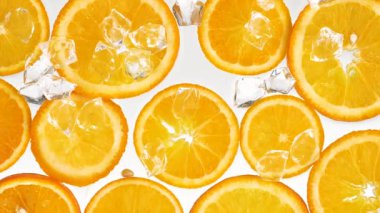 Buzlu suyla yıkanmış portakal dilimleri.