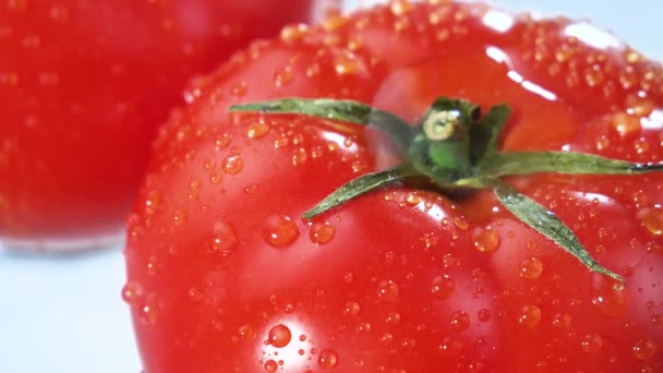 Druppels Water Druppelen Langzaam Rijpe Rode Tomaten — Stockvideo