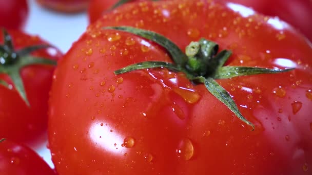 Des Gouttes Eau Coulent Lentement Sur Des Tomates Rouges Mûres — Video