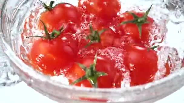 Rode Tomaten Worden Langzaam Gewassen Met Een Grote Waterstroom — Stockvideo