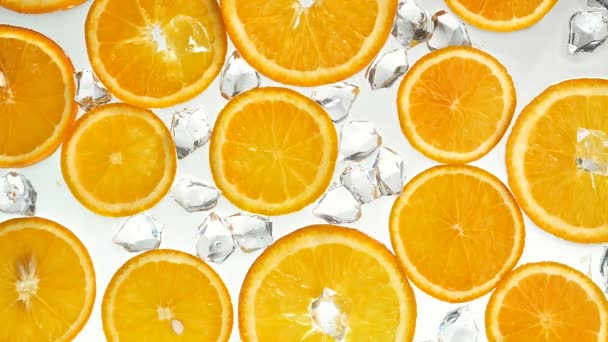 Оранжевые Ломтики Промывают Ледяной Водой — стоковое видео