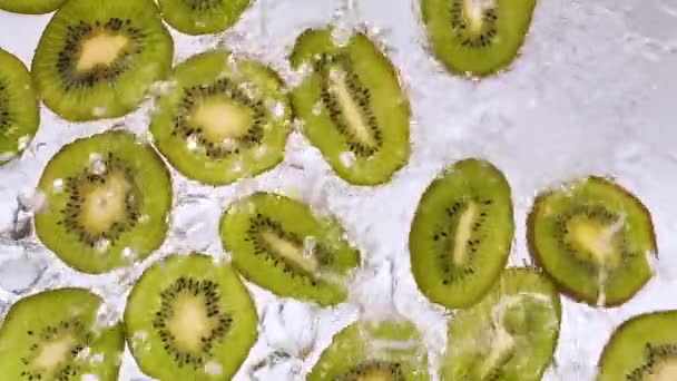 Kiwi Plátky Jsou Omývány Ledovou Vodou — Stock video
