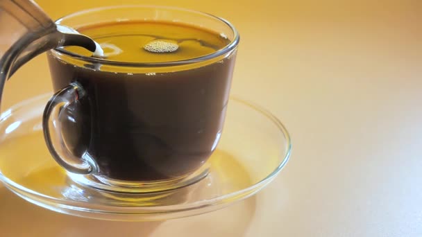 Crème Wordt Langzaam Gegoten Een Kopje Koffie — Stockvideo