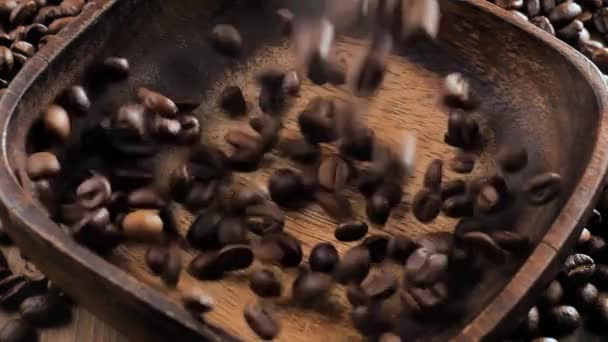 Geröstete Kaffeebohnen Fallen Langsam Einen Teller — Stockvideo