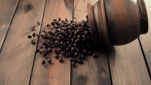 Geröstete Kaffeebohnen Fallen Langsam Aus Dem Tank — Stockvideo