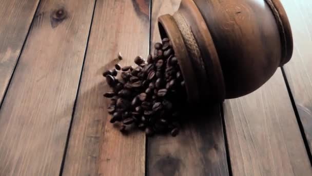 Kavrulmuş Kahve Çekirdekleri Tanktan Yavaşça Düşer — Stok video