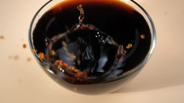 Bir parça şeker yavaşça damlayan bir fincan kahveye düşer..