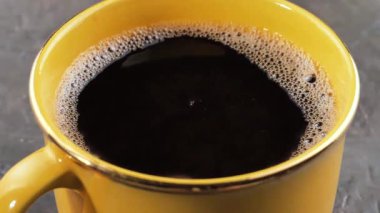 Bir damla yavaşça kahveye düşer.