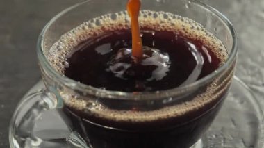 Bir damla yavaşça kahveye düşer.