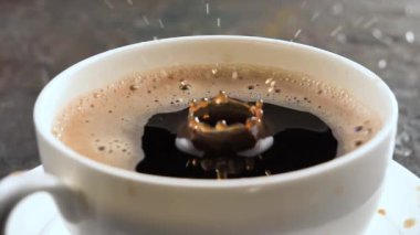 Bir damla yavaşça kahveye düşer.