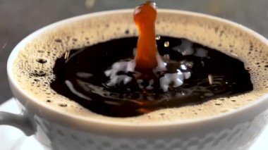 Bir damla yavaşça kahveye düşer.