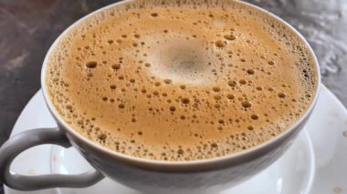 Bir damla yavaşça kahveye düşer.