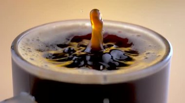 Bir damla yavaşça kahveye düşer.