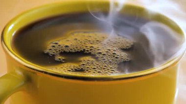 Dumanlı bir fincanda kahve