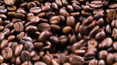 Kavrulmuş kahve çekirdekleri kahve öğütücüsünde yavaşça döner.
