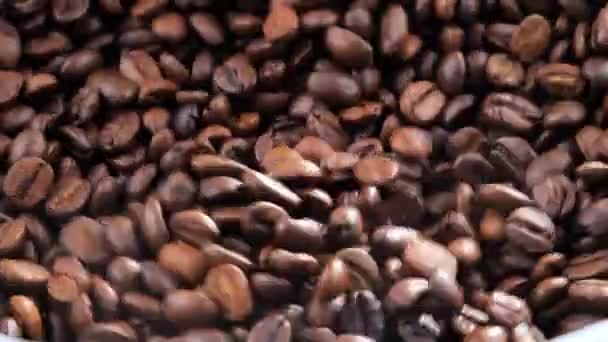 Granos Café Tostados Rebotando Lentamente Una Tabla — Vídeos de Stock