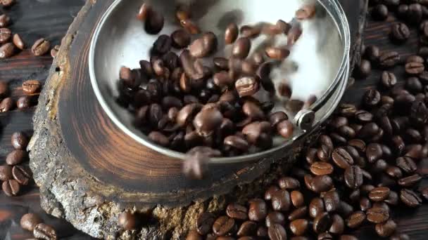Geröstete Kaffeebohnen Fallen Langsam Einen Teller — Stockvideo