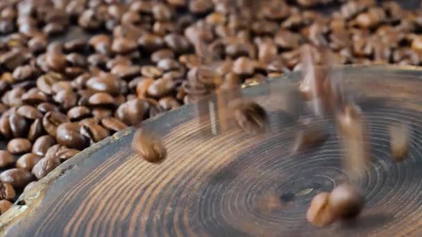 Pečená Kávová Zrna Pomalu Padají Talíře — Stock video
