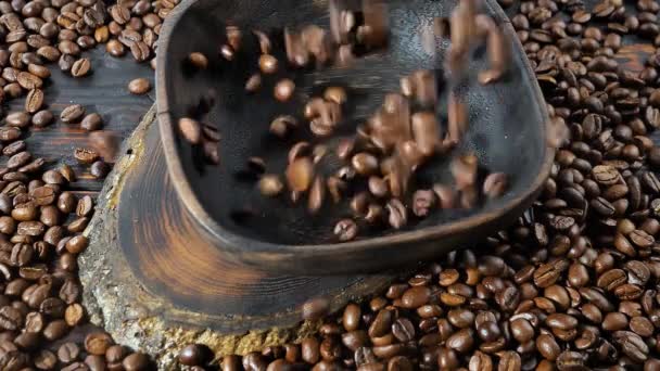 Chicchi Caffè Tostati Cadendo Lentamente Piatto — Video Stock