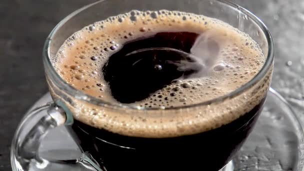 Une Goutte Tombe Lentement Dans Café Dans Une Tasse — Video