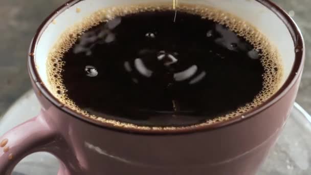 Una Gota Cae Lentamente Café Una Taza — Vídeo de stock