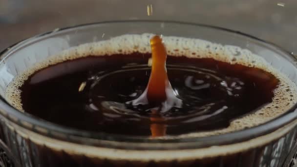 Egy Csepp Lassan Beleesik Kávéba Egy Pohárban — Stock videók