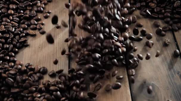 Rostade Kaffebönor Faller Långsamt Ner Tallrik — Stockvideo