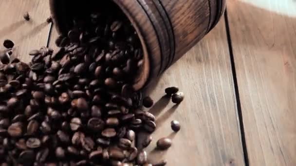 烤咖啡豆慢慢地从罐子里掉了出来 — 图库视频影像