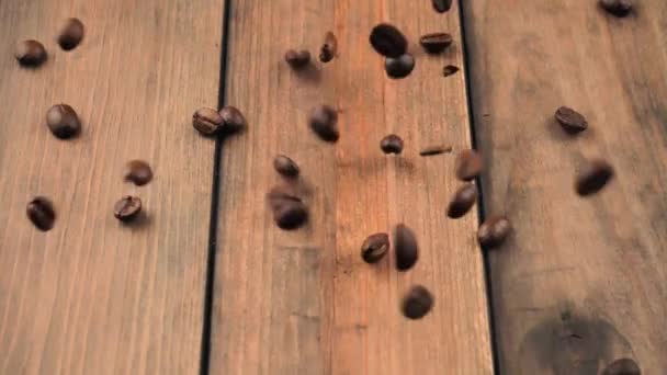 Kavrulmuş Kahve Çekirdekleri Yavaşça Tabağa Düşüyor — Stok video