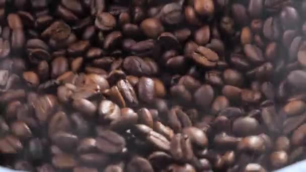 Rostade Kaffebönor Roterar Långsamt Kaffekvarn — Stockvideo