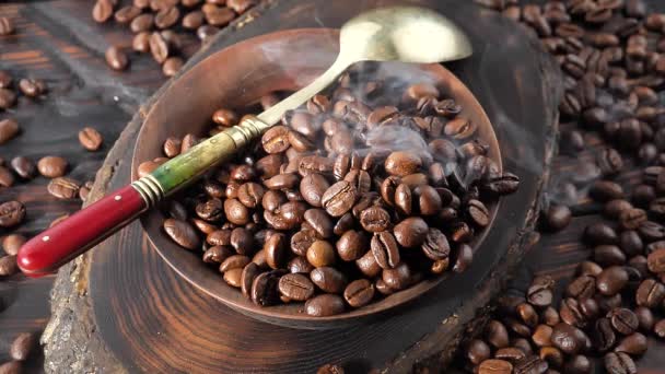 Geröstete Kaffeebohnen Langsam Rauchen Einem Teller — Stockvideo