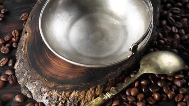 Geröstete Kaffeebohnen Fallen Langsam Einen Teller — Stockvideo