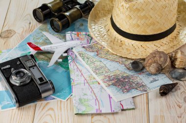 Masanın üzerinde dinlenme ve seyahat öğeleri.