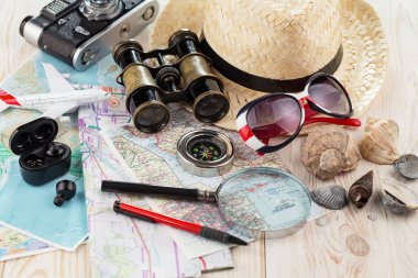 Masanın üzerinde dinlenme ve seyahat öğeleri.