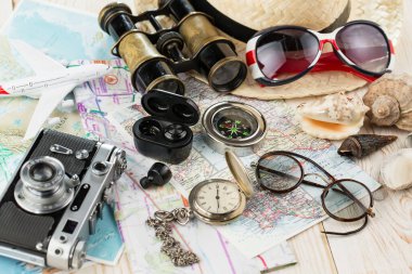 Masanın üzerinde dinlenme ve seyahat öğeleri.