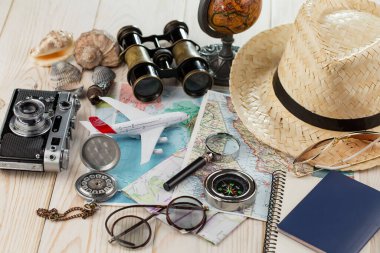 Masanın üzerinde dinlenme ve seyahat öğeleri.