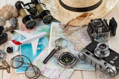 Masanın üzerinde dinlenme ve seyahat öğeleri.